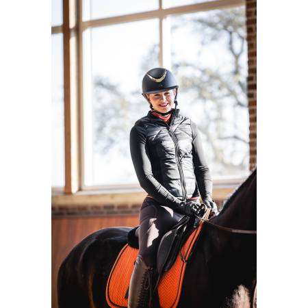 Tapis de selle Florence orange HKM sur un cheval monté