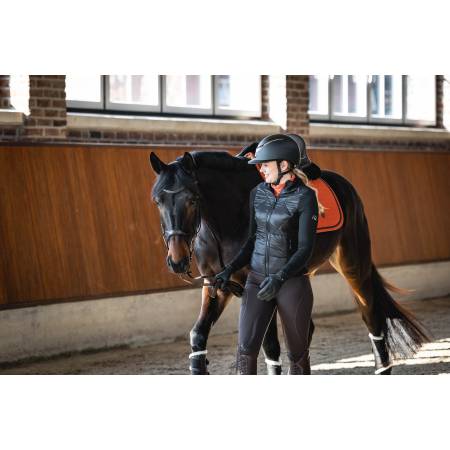 Tapis de selle Florence orange HKM sur un cheval avec cavalière à pied
