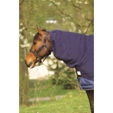 Couvre-cou polaire Equithème bleu porté par un cheval