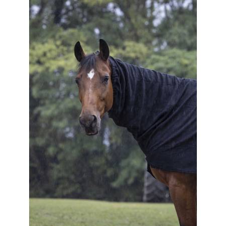 Couvre-cou polaire Equithème noir porté par un cheval