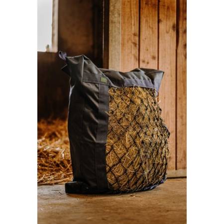 Sac Filet à foin Hippo-Tonic posé dans une écurie