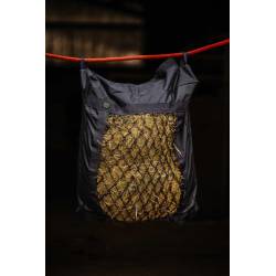 Sac Filet à foin Hippo-Tonic suspendu dans une écurie