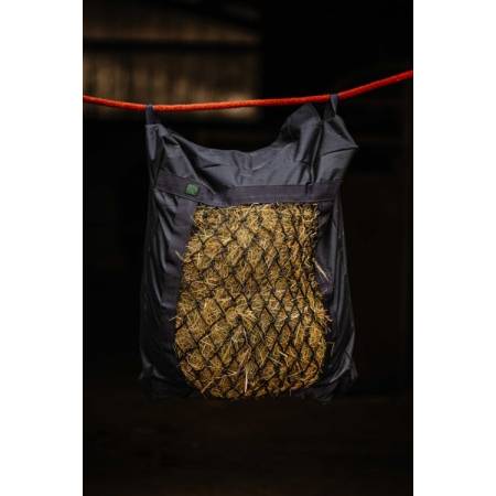 Sac Filet à foin Hippo-Tonic suspendu dans une écurie