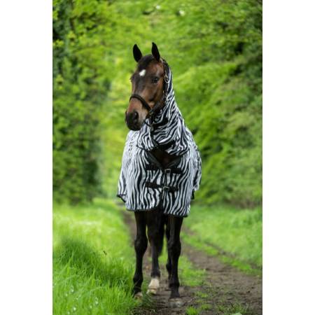 Chemise combo anti-mouches Zebra HKM sur un cheval vu de profil