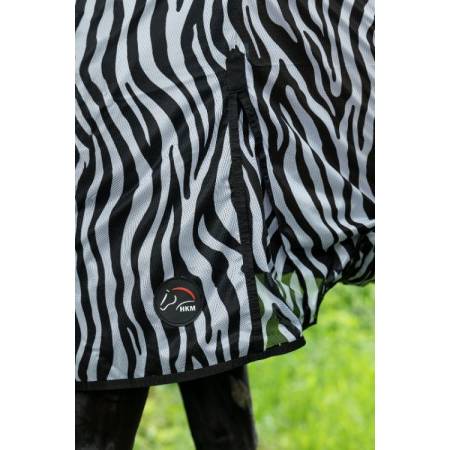 Zoom sur le pli d'aisance de la chemise combo anti-mouches Zebra HKM sur un cheval