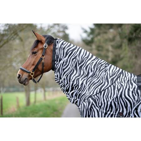 Zoom sur le couvre cou de la chemise anti-eczéma Zebra HKM sur un cheval