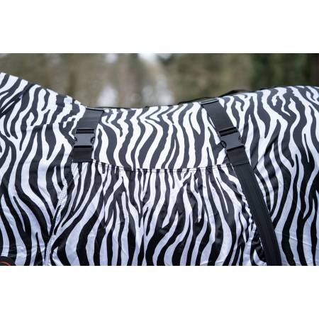 Zoom sur les sangles de la chemise anti-eczéma Zebra HKM sur un cheval