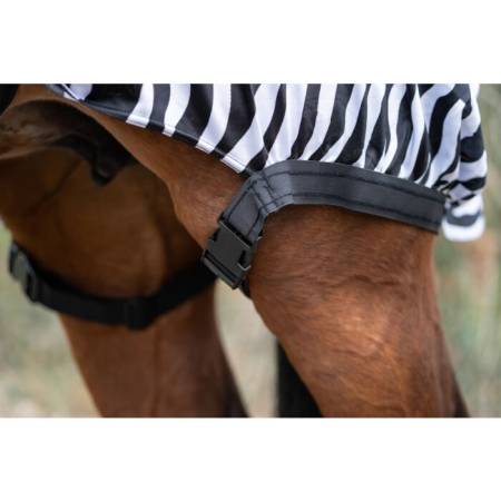 Zoom sur les fixations de cuisses de la chemise anti-eczéma Zebra HKM sur un cheval