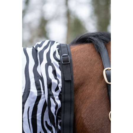 Zoom sur l'attache de nuque de la chemise anti-eczéma Zebra HKM sur un cheval