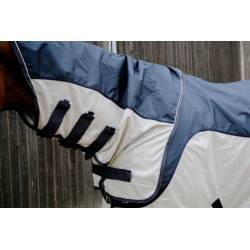 Zoom sur le couvre cou de la chemise Tyrex Combofly Equithème sur un cheval