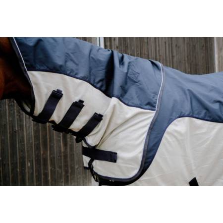 Zoom sur le couvre cou de la chemise Tyrex Combofly Equithème sur un cheval