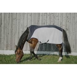 Chemise de marcheur anti-insectes Flycool Equithème sur un cheval qui broute