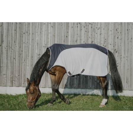 Chemise de marcheur anti-insectes Flycool Equithème sur un cheval qui broute