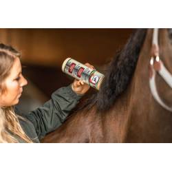 Application de l'huile de soin anti-démangeaisons Leovet sur un cheval
