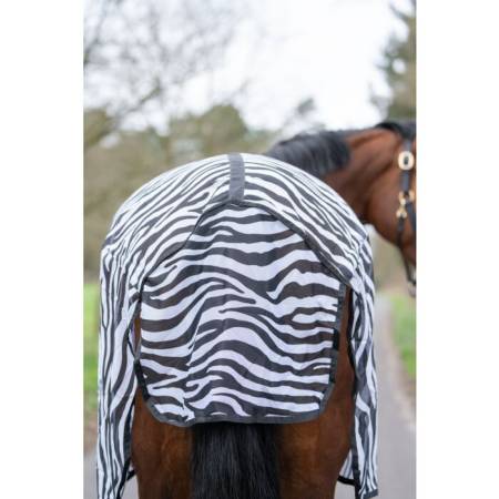 Zoom sur le couvre queue de la chemise anti-mouches Zebra HKM sur un cheval