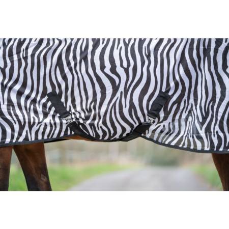 Zoom sur les sangles croisées de la chemise anti-mouches Zebra HKM sur un cheval