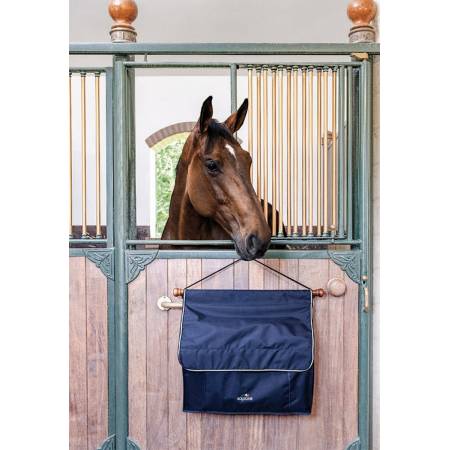 Porte accessoires d'écurie Equiline bleu marine sur le box d'un cheval