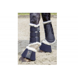 Guêtres mouton HKM Confort noir sur un cheval