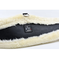 Zoom sur la partie centrale de la sangle mouton XTR Norton noire et mouton écru