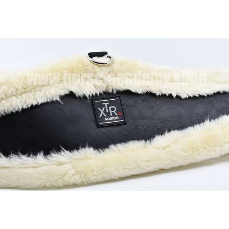 Zoom sur la partie centrale de la sangle mouton XTR Norton noire et mouton écru