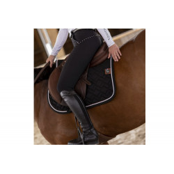 Tapis de dressage noir Sport Pro Series sur un cheval sellé