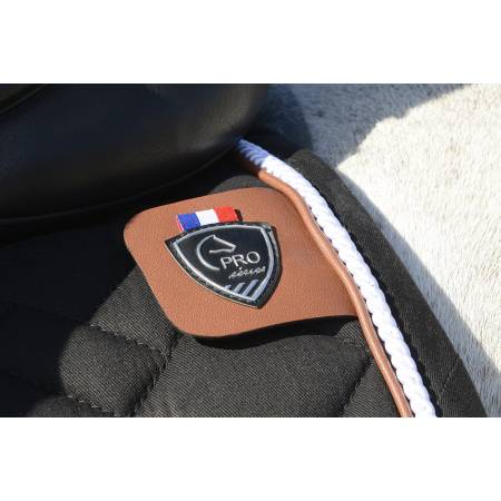 Zoom sur le logo du tapis de dressage noir Sport Pro Series