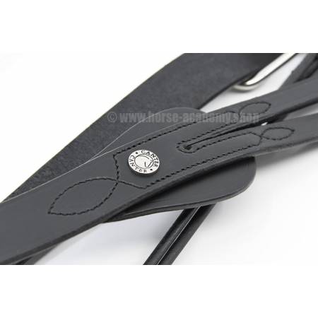 Zoom sur la martingale à anneaux en cuir noir Canter