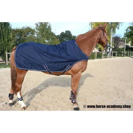 Couverture de marcheur bleue marine Performance portée par un cheval