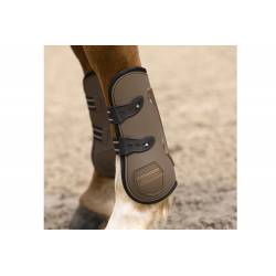 Guêtres  Oslo Equithème marron portées par un cheval