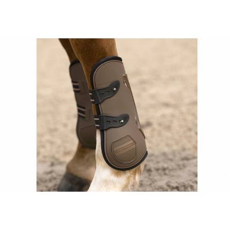 Guêtres  Oslo Equithème marron portées par un cheval