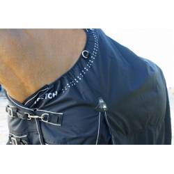 Zoom sur la fermeture de la couverture de pré imperméable et confortable Strech Neck T de T noire