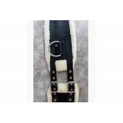 Zoom sur le surfaix confort Teddy HKM sur un cheval