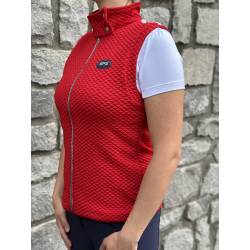 Gilet sans manche Rouge GPA porté vue de 3 quarts