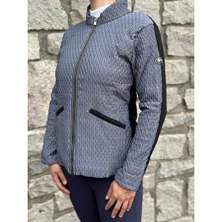Veste zippée grise et noire GPA portée vue de 3 quarts