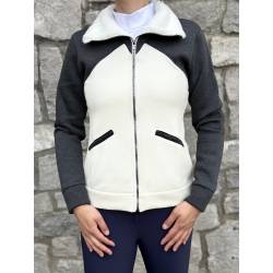 Veste polaire zippée grise et écru GPA portée vue de face