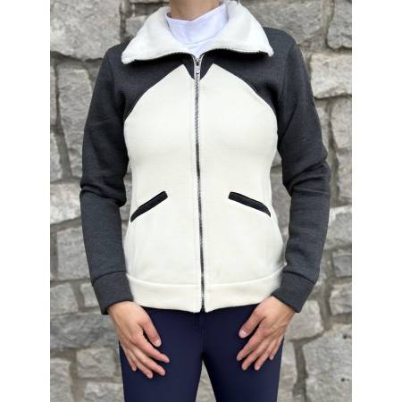 Veste polaire zippée grise et écru GPA portée vue de face
