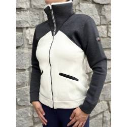 Veste polaire zippée grise et écru GPA portée vue de 3 quarts