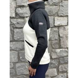Veste polaire zippée grise et écru GPA portée vue de profil