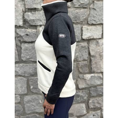 Veste polaire zippée grise et écru GPA portée vue de profil