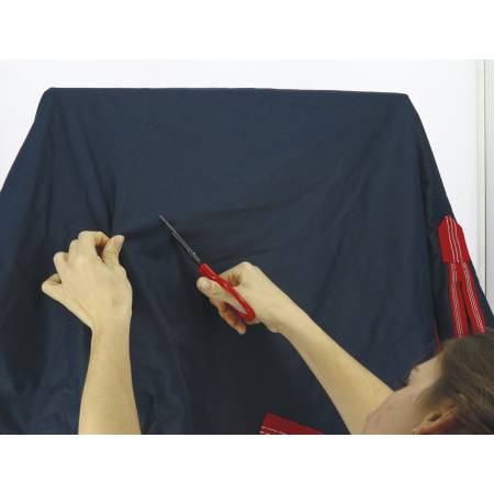Découpage de l'accroc avant pose du kit de réparation pour couvertures Equithème