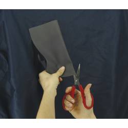 Découpage du tissu avant pose du kit de réparation pour couvertures Equithème