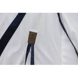 Zoom sur le pli d'aisance et le logo de la chemise mesh Combo Equithème