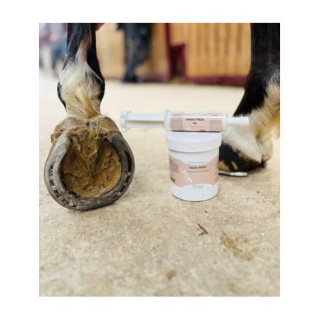 Pot de Magic Pieds Nutragile posé à côté des sabots d'un cheval
